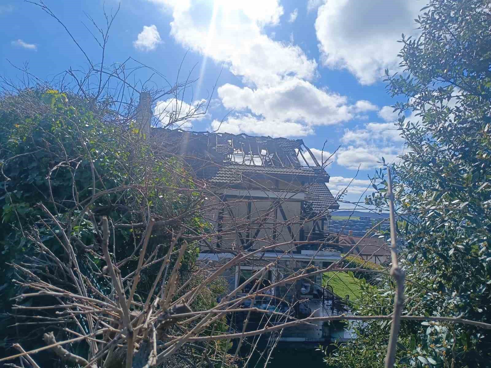 Oyuncu Aslıhan Karalar ölümden döndü: Lüks villadaki yangın havadan görüntülendi
