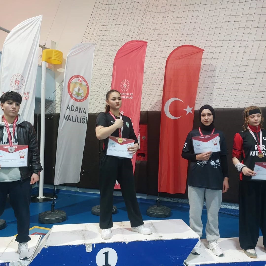 Özalplı öğrenci bilek güreşinde Türkiye üçüncüsü oldu
