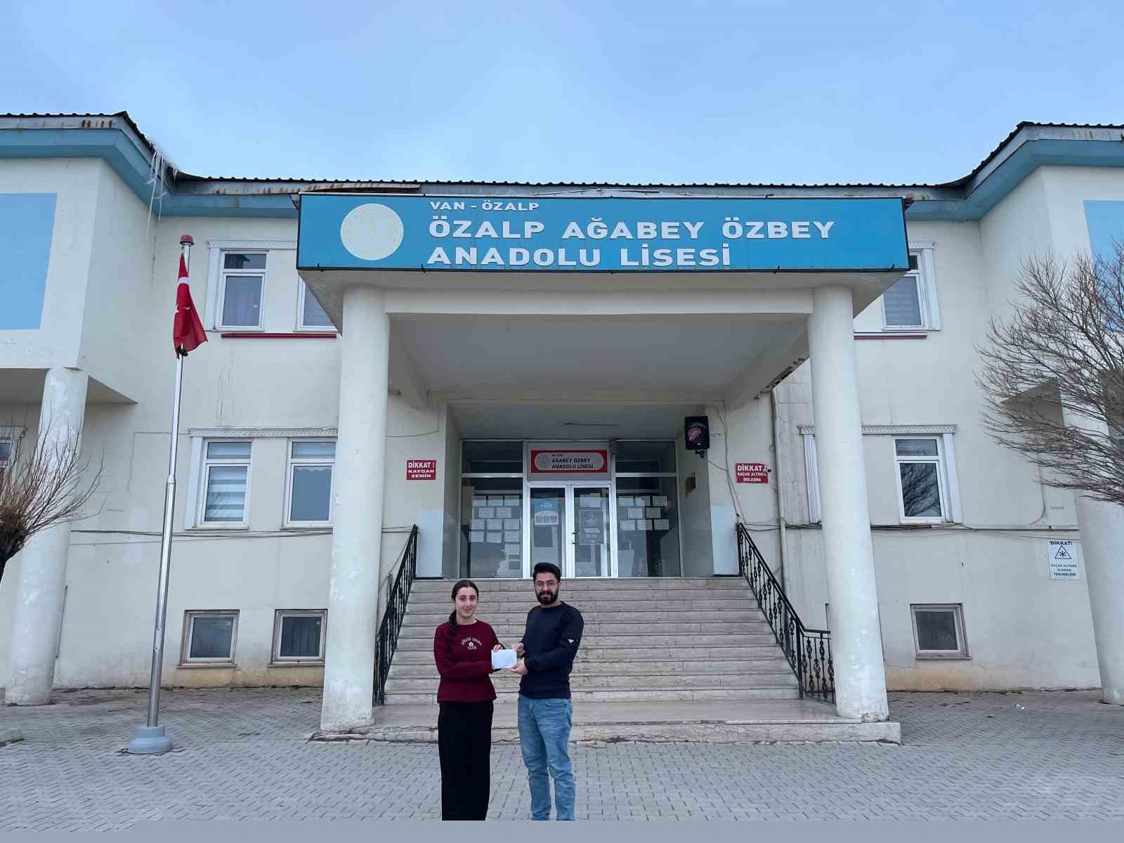 Özalp’te kitap okuma sınavında dereceye girenlere ödülleri verildi
