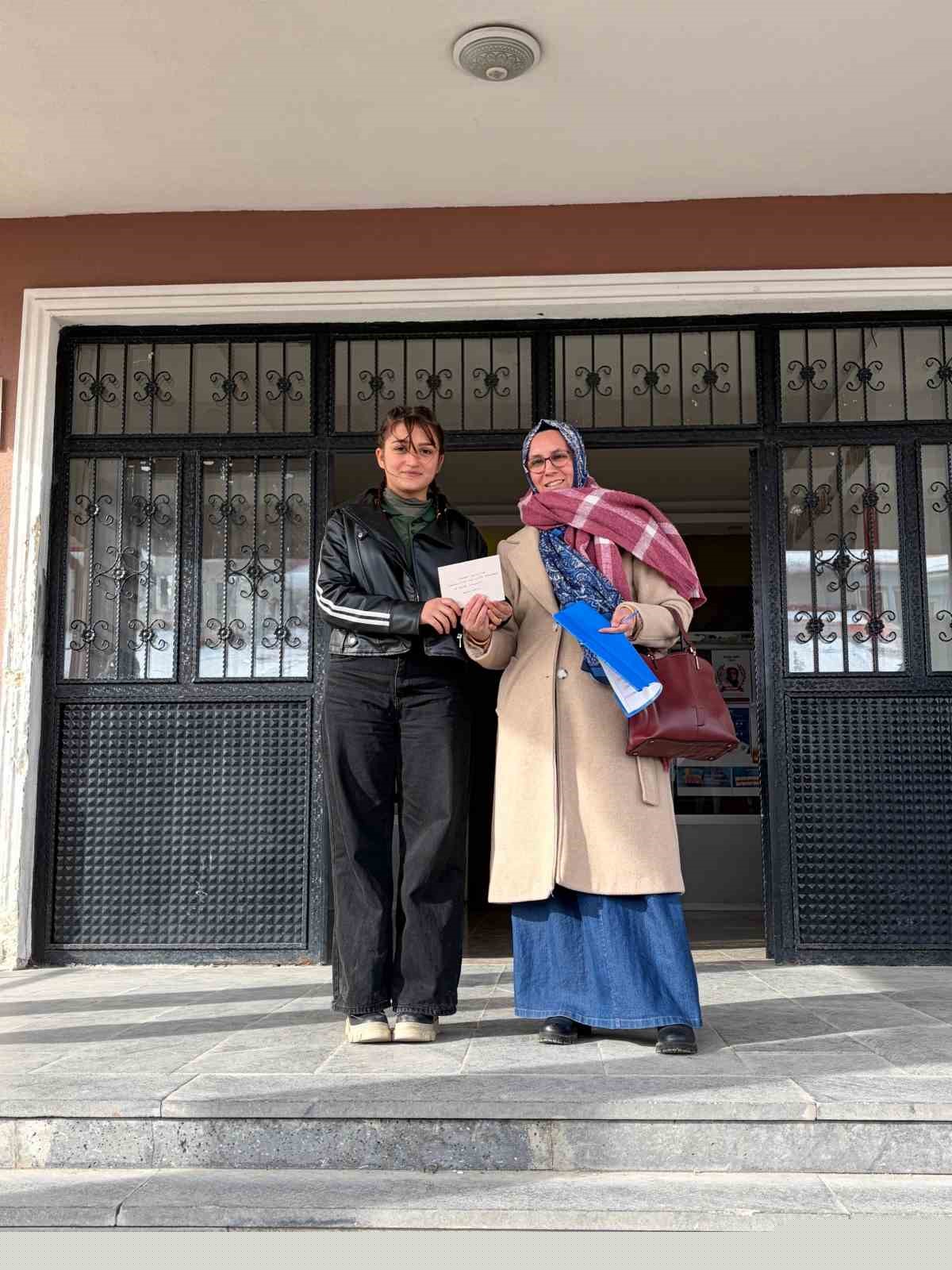 Özalp’te kitap okuma sınavında dereceye girenlere ödülleri verildi
