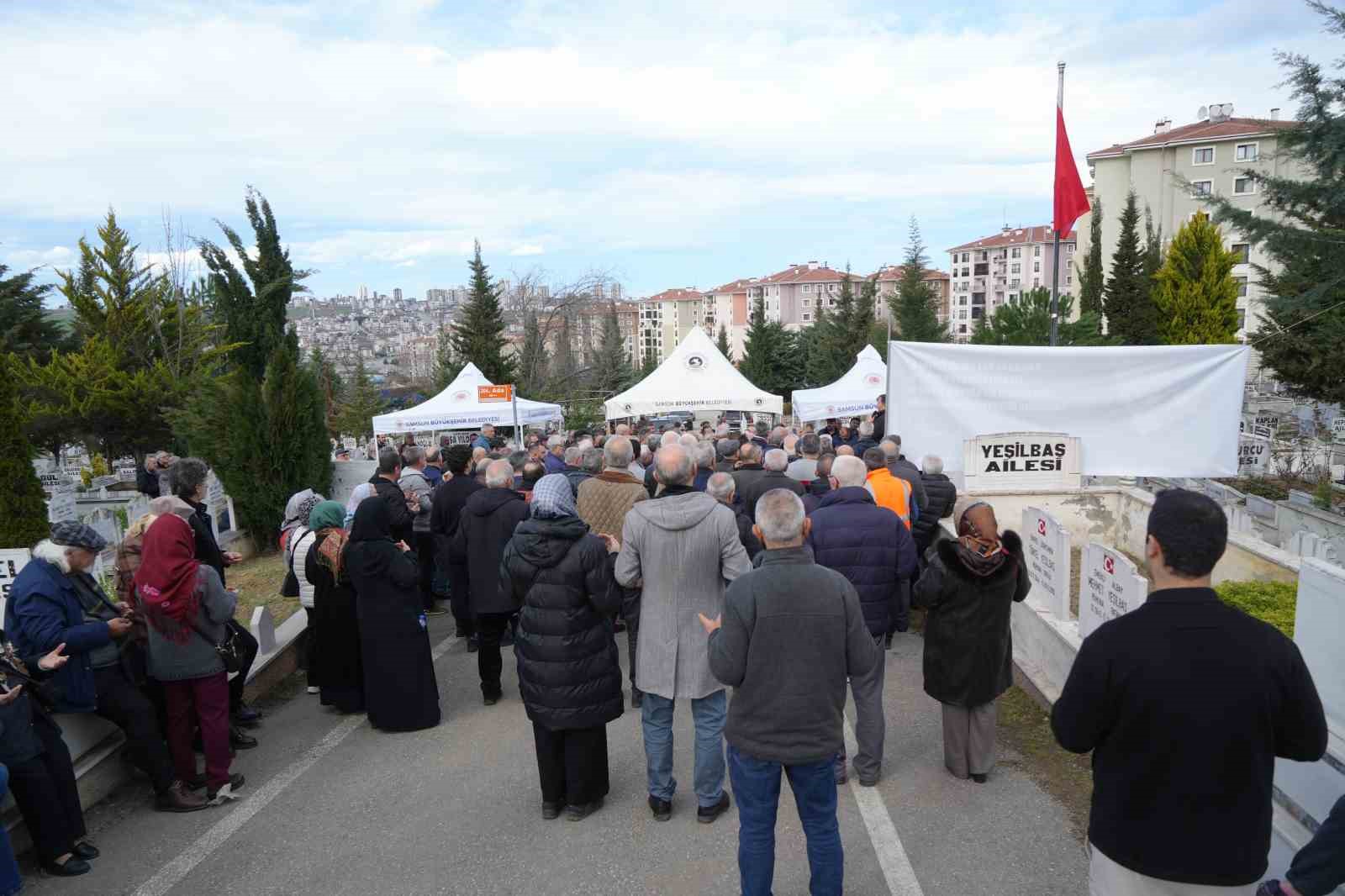 Ozan Arif, 7. ölüm yıl dönümünde mezarı başında anıldı
