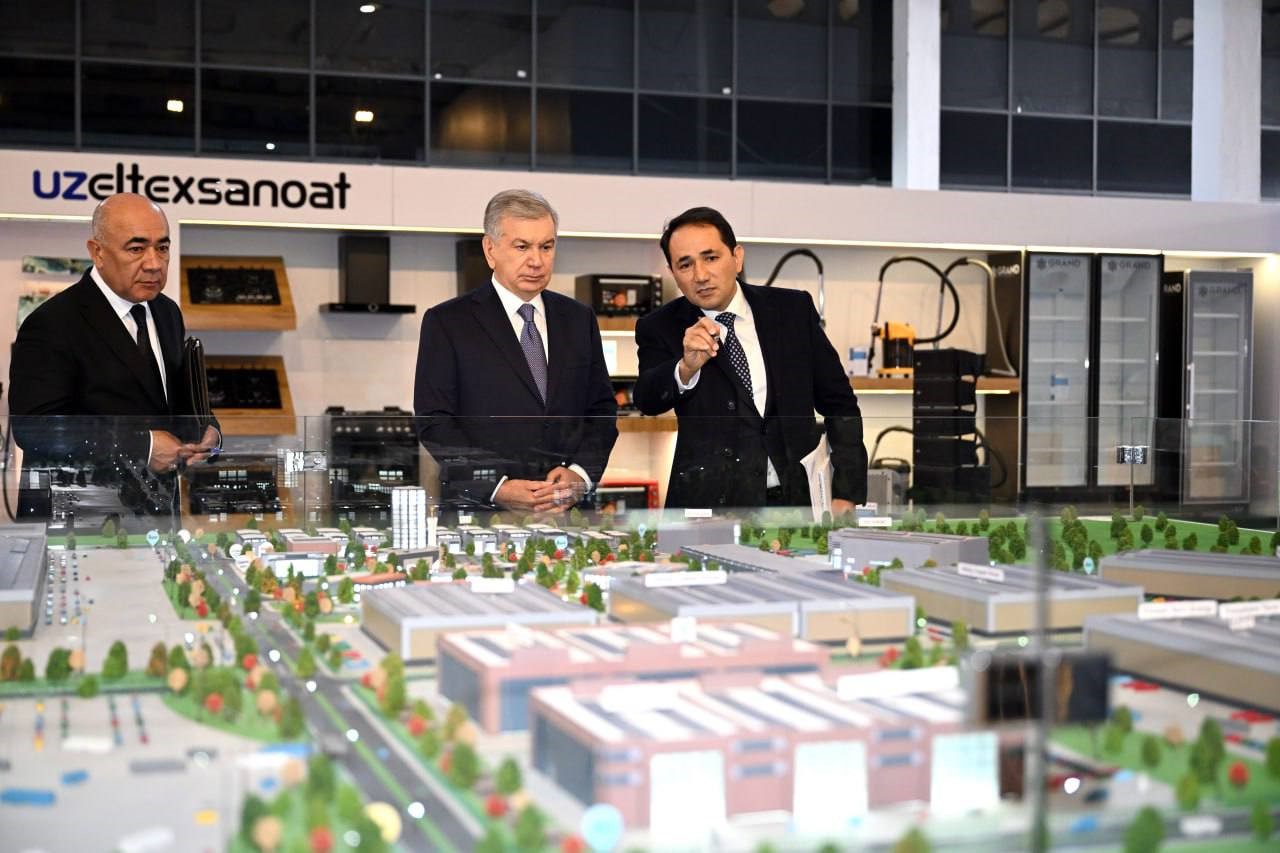 Özbekistan Cumhurbaşkanı Mirziyoyev, Teknopark şirketlerinin faaliyetlerini inceledi

