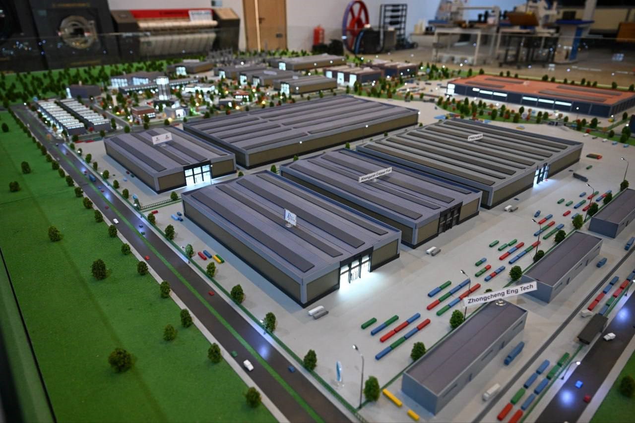 Özbekistan Cumhurbaşkanı Mirziyoyev, Teknopark şirketlerinin faaliyetlerini inceledi
