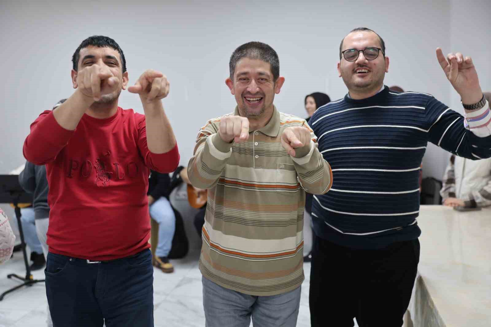 Özel bireyler müzik dolu gecede doyasıya eğlendi
