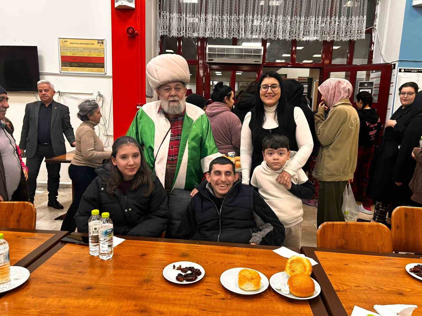 Özel çocuklar ve üniversiteliler iftar sofrasında buluştu
