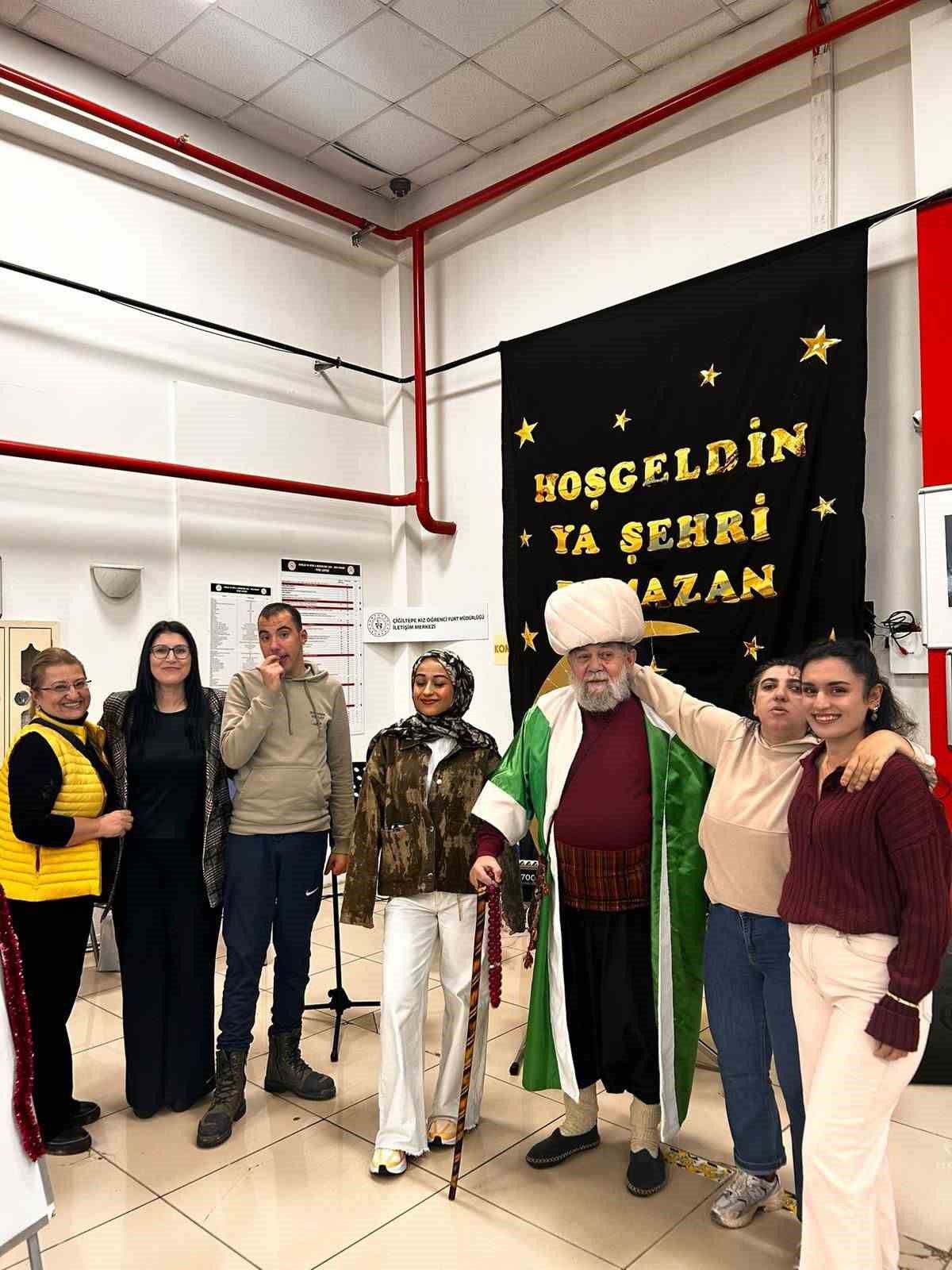 Özel çocuklar ve üniversiteliler iftar sofrasında buluştu
