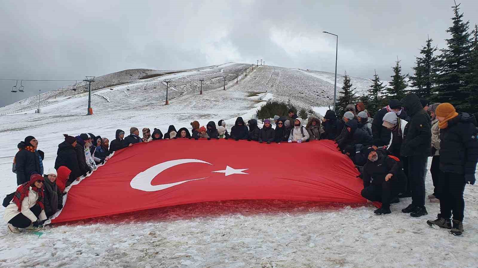 Özel eğitim öğrencileri Akdağ zirvesinde Türk bayrağı açtı

