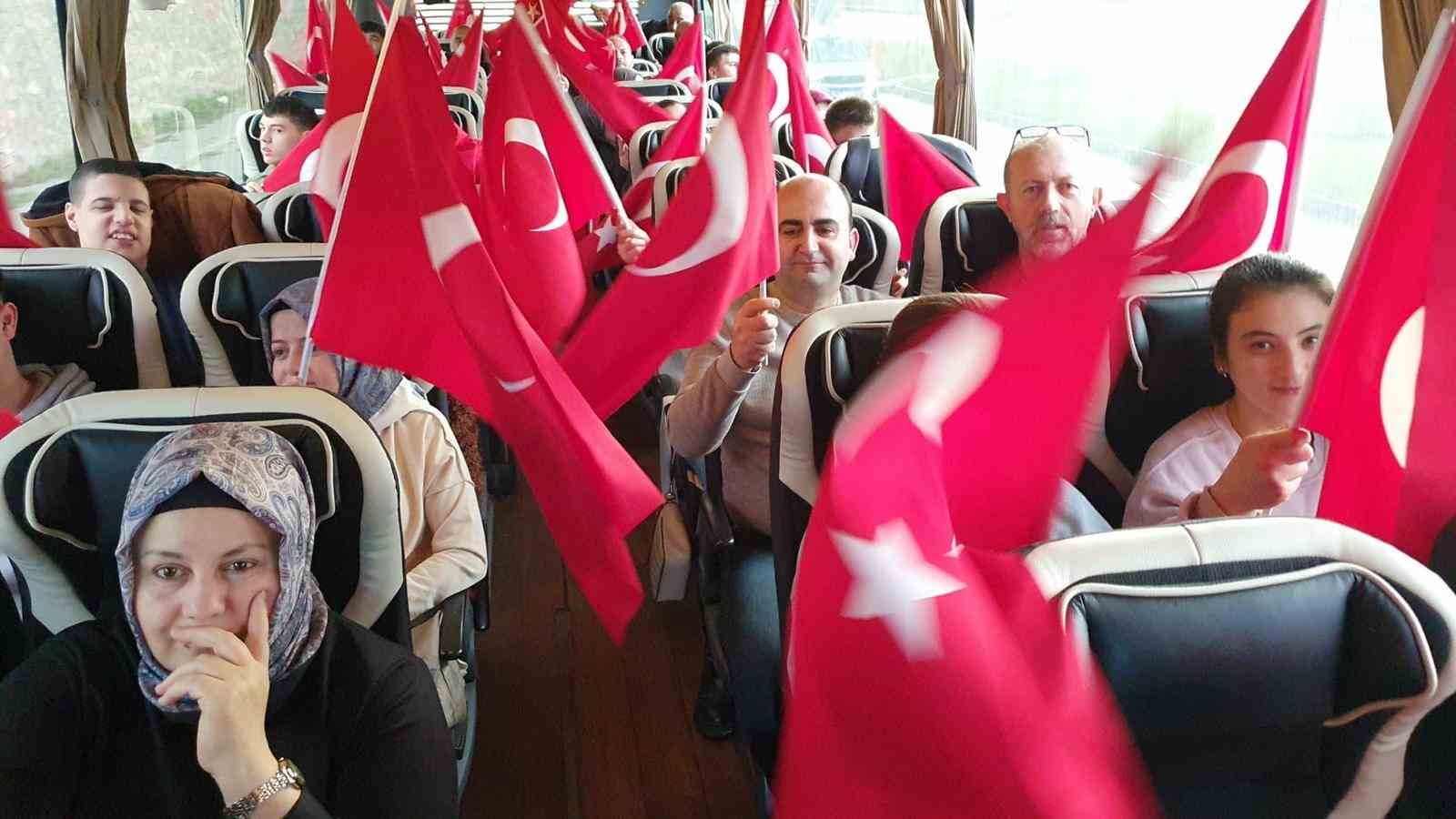 Özel eğitim öğrencileri Akdağ zirvesinde Türk bayrağı açtı

