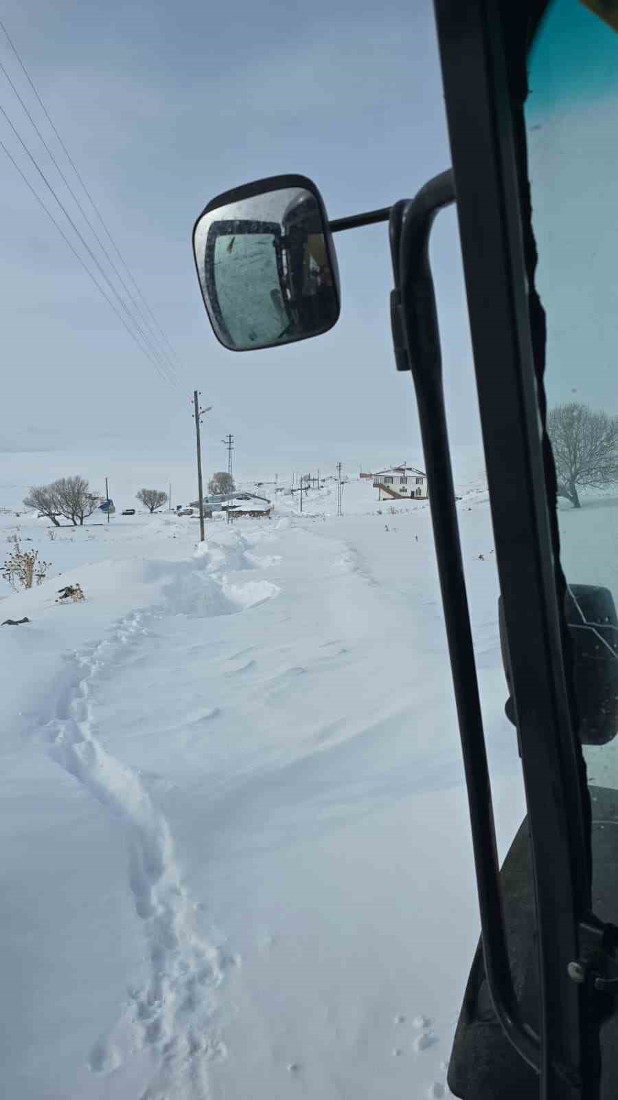 Özel İdare ekipleri tipiden kapanan yolları açmak için aralıksız çalışıyor
