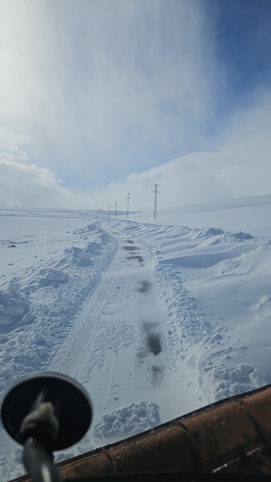Özel İdare ekipleri tipiden kapanan yolları açmak için aralıksız çalışıyor
