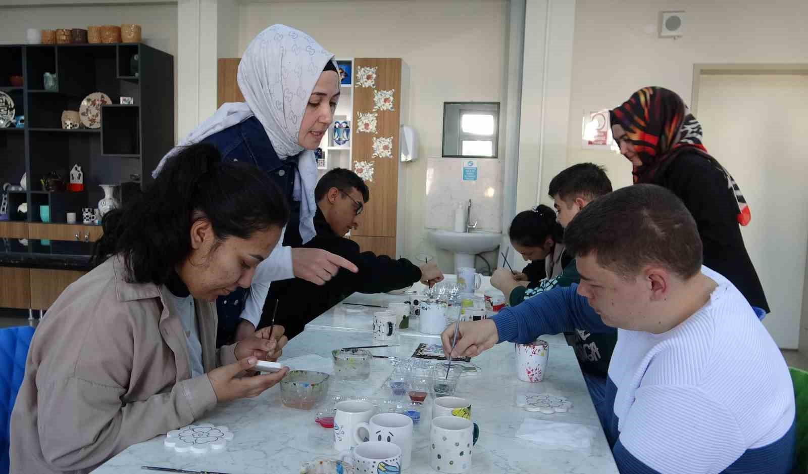 Özel öğrencilerden çini sanatına renkli dokunuş
