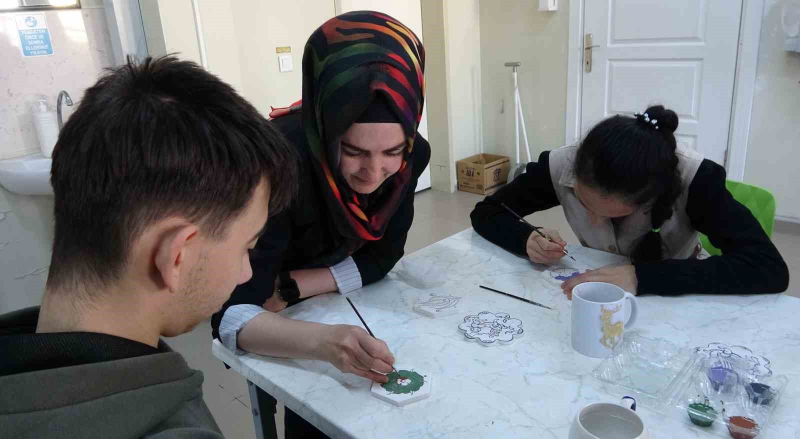 Özel öğrencilerden çini sanatına renkli dokunuş
