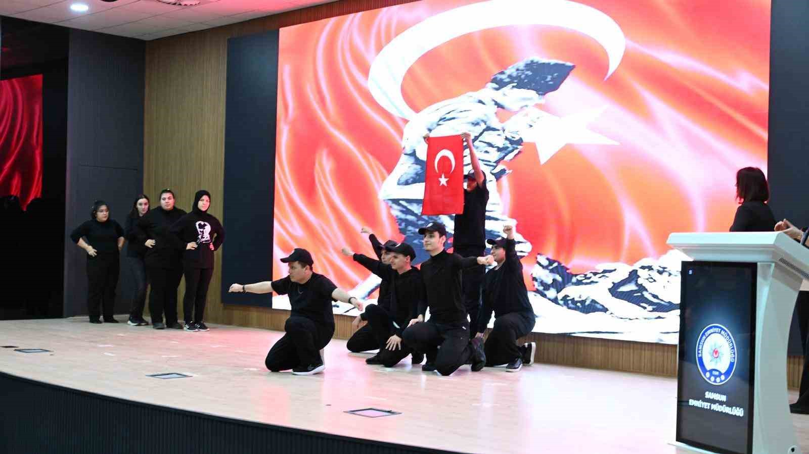 Özel öğrencilerden polislere anlamlı gösteri
