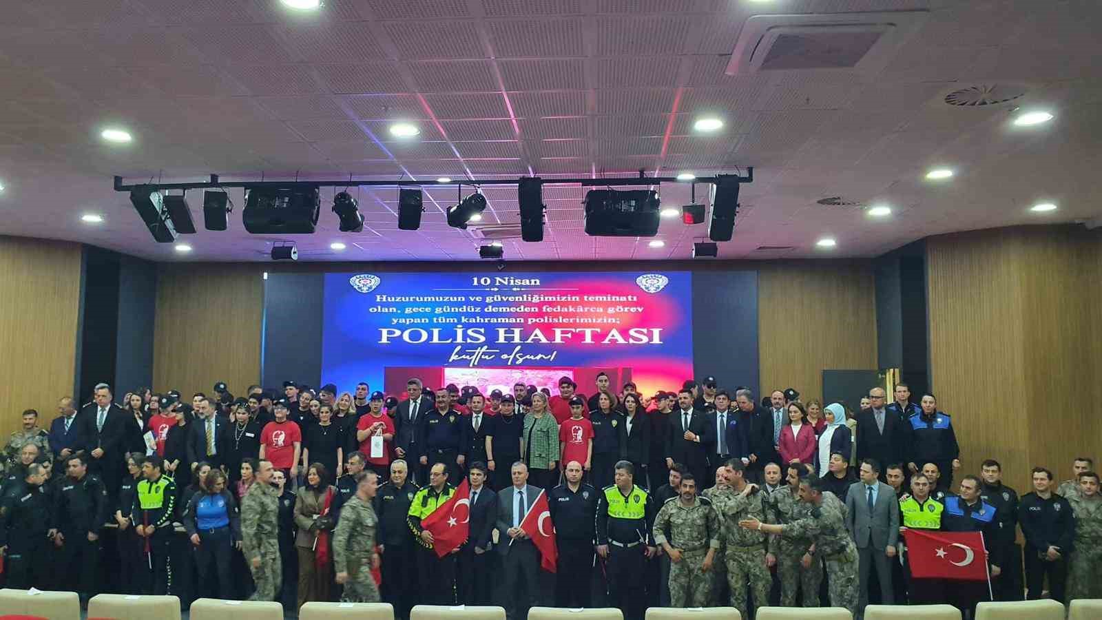 Özel öğrencilerden polislere anlamlı gösteri
