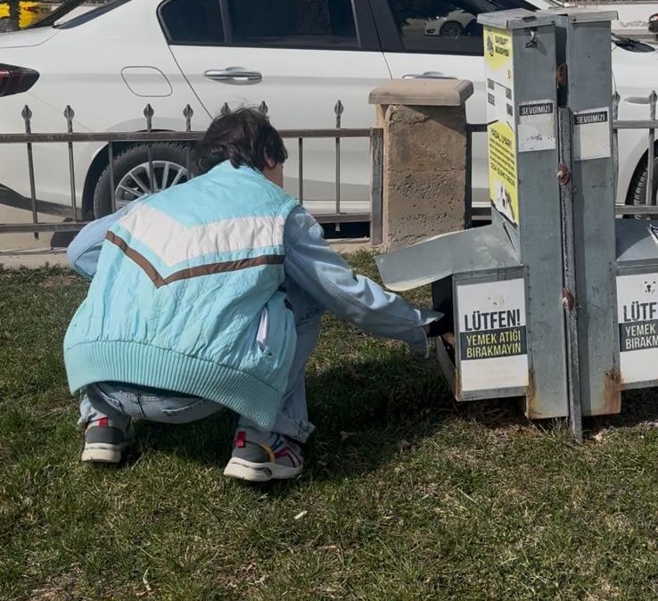 Özel öğrencilerden sokak hayvanlarına mama desteği
