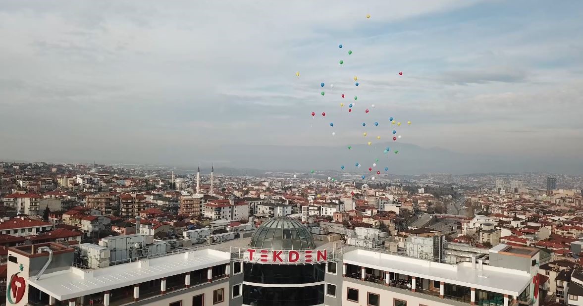 Özel Tekden Hastanesi kansere farkındalık için gökyüzünü renklendirdi
