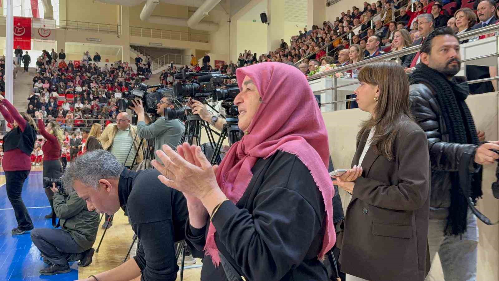 ‘Özel’ torununu sahne kenarında yönlendiren anneannenin heyecanı dikkat çekti
