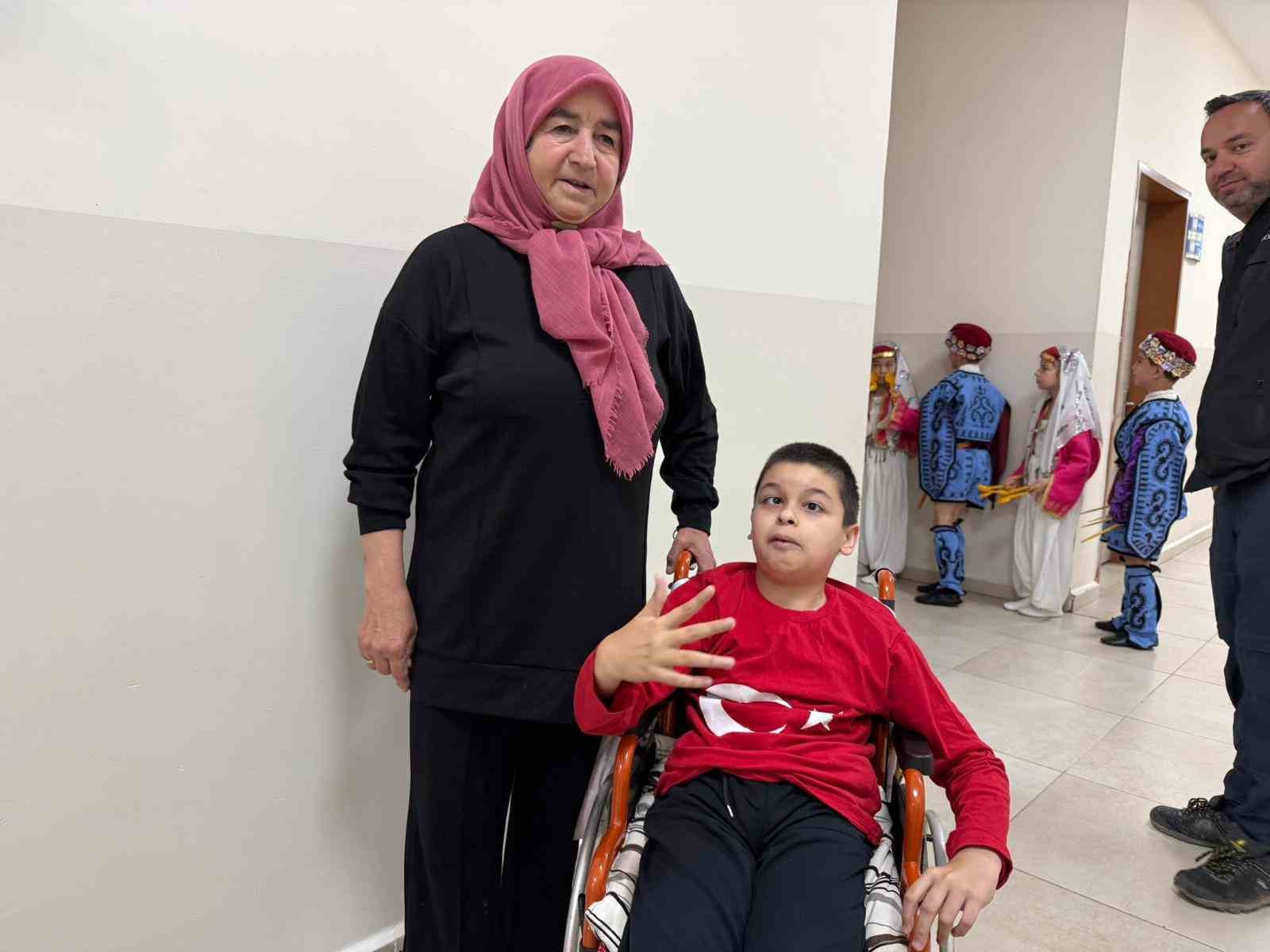 ‘Özel’ torununu sahne kenarında yönlendiren anneannenin heyecanı dikkat çekti
