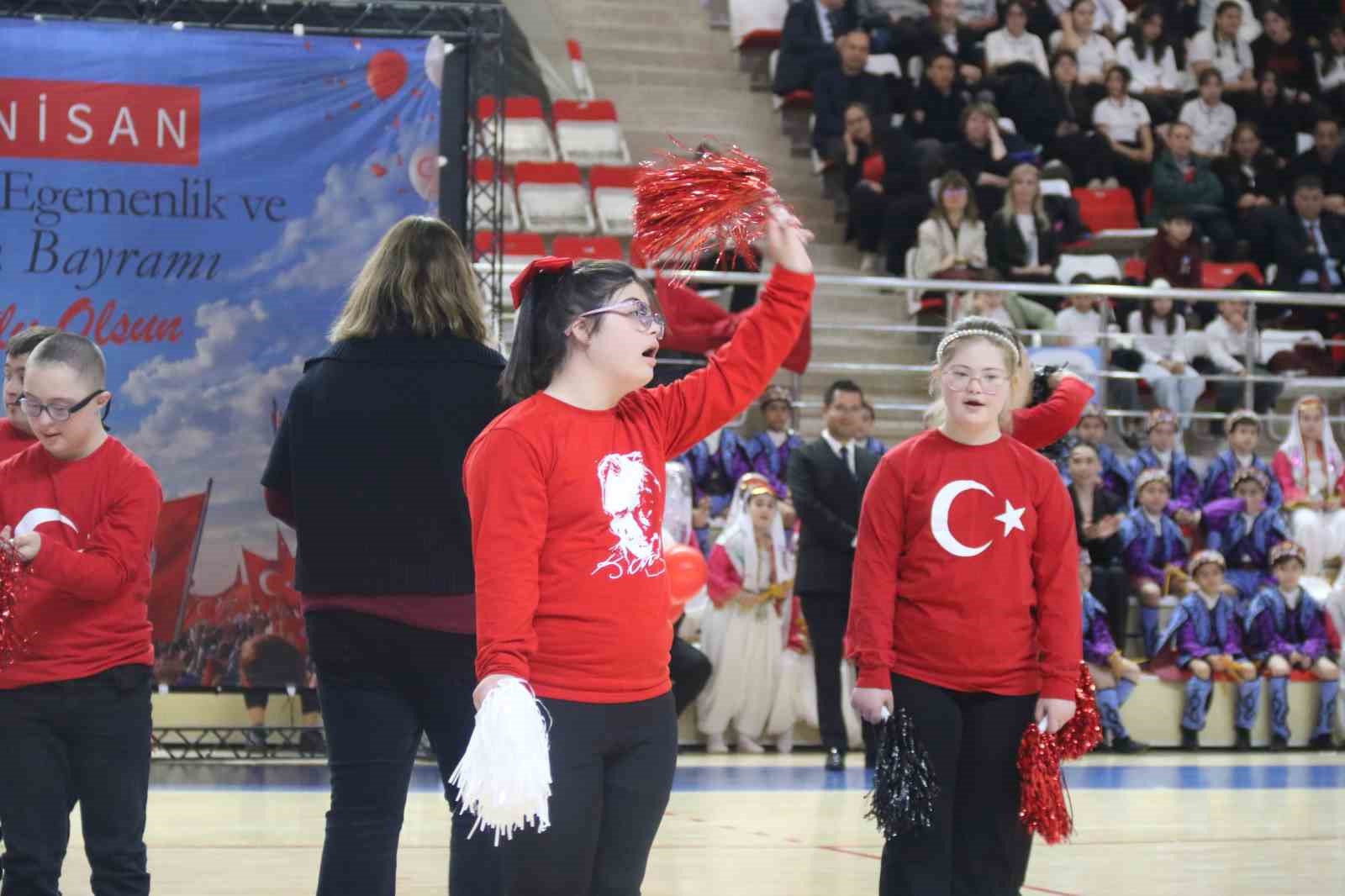 ‘Özel’ torununu sahne kenarında yönlendiren anneannenin heyecanı dikkat çekti
