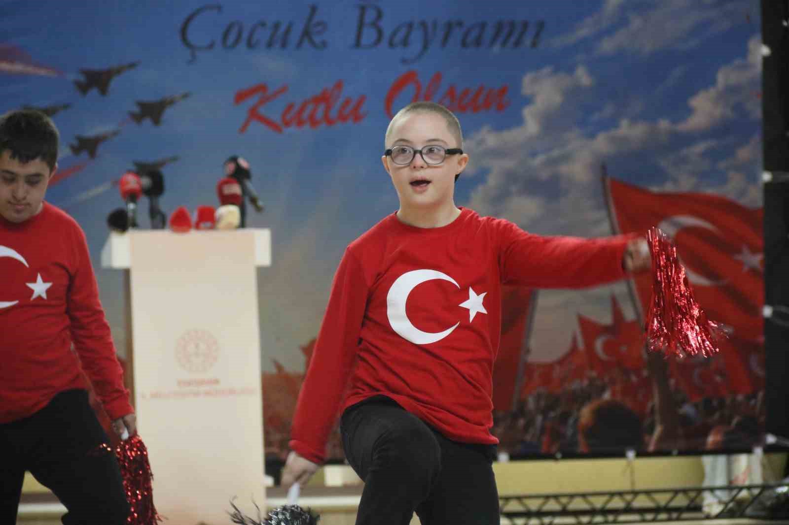 ‘Özel’ torununu sahne kenarında yönlendiren anneannenin heyecanı dikkat çekti
