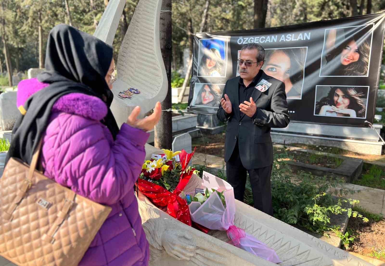 Özgecan Aslan ölümünün 11’inci yılında mezarı başında dualarla anıldı
