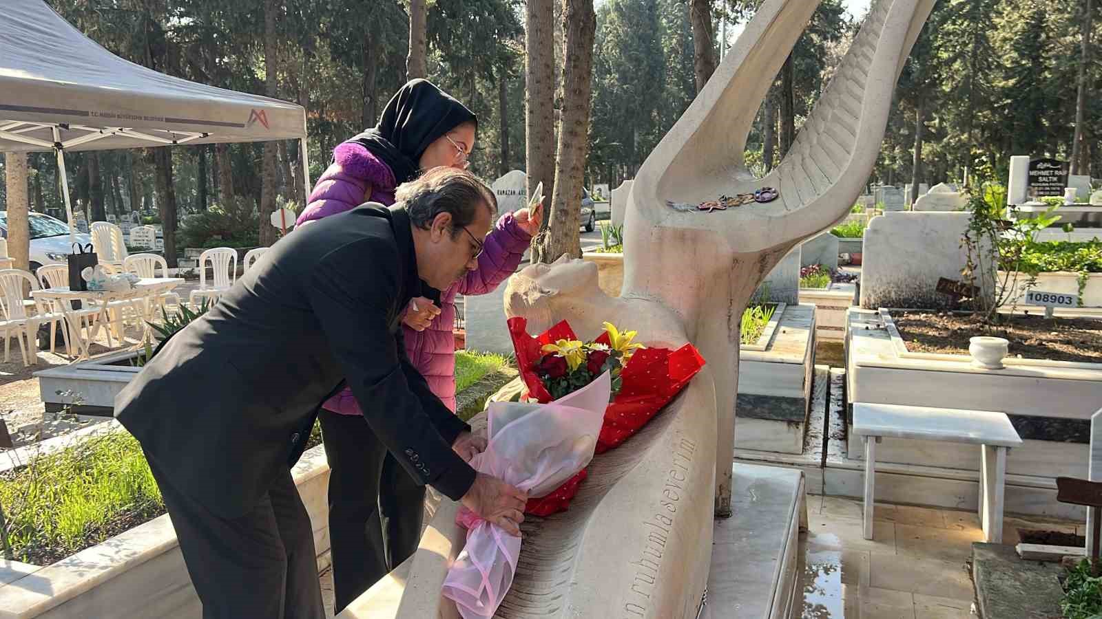 Özgecan Aslan ölümünün 11’inci yılında mezarı başında dualarla anıldı
