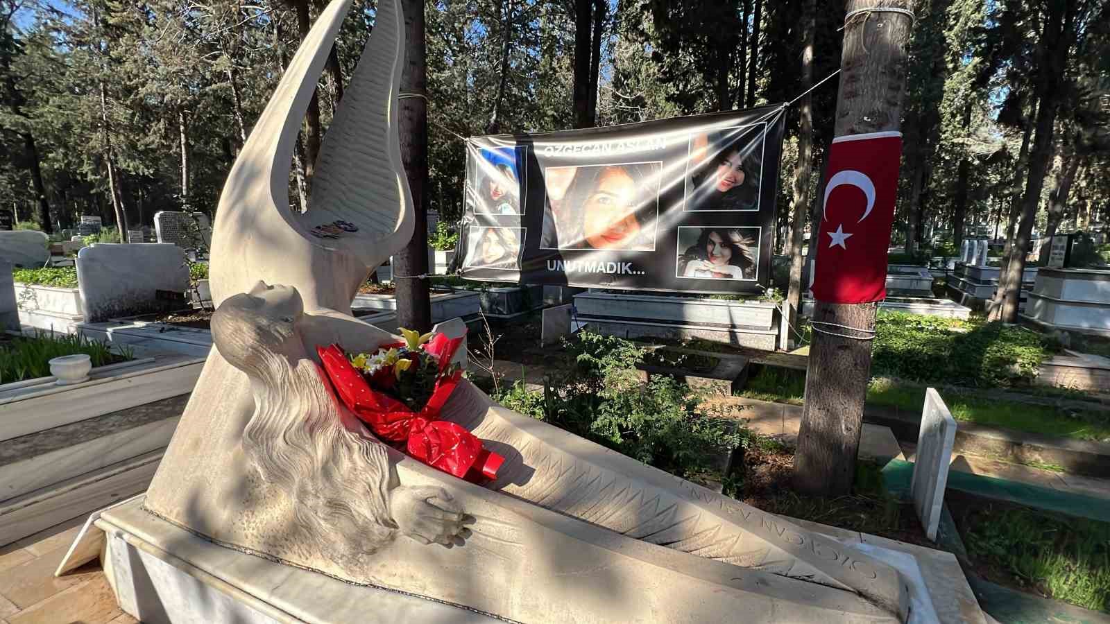 Özgecan Aslan ölümünün 11’inci yılında mezarı başında dualarla anıldı
