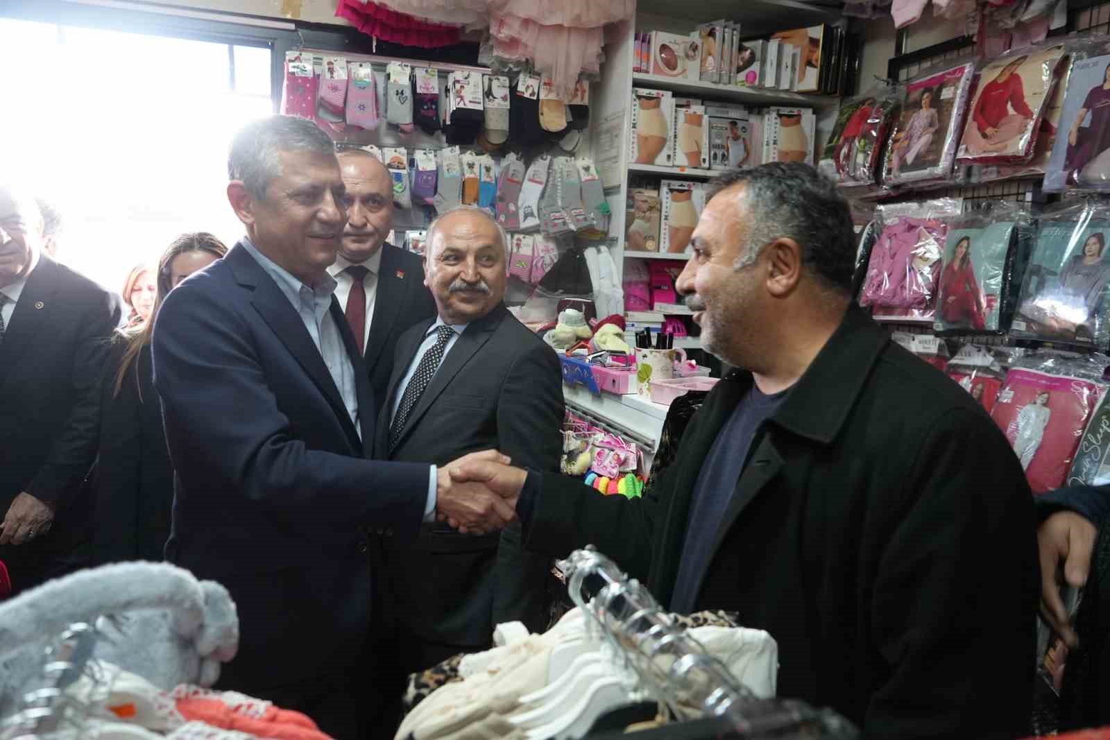 Özgür Özel Nurdağı’nda depremzedelerle bir araya geldi
