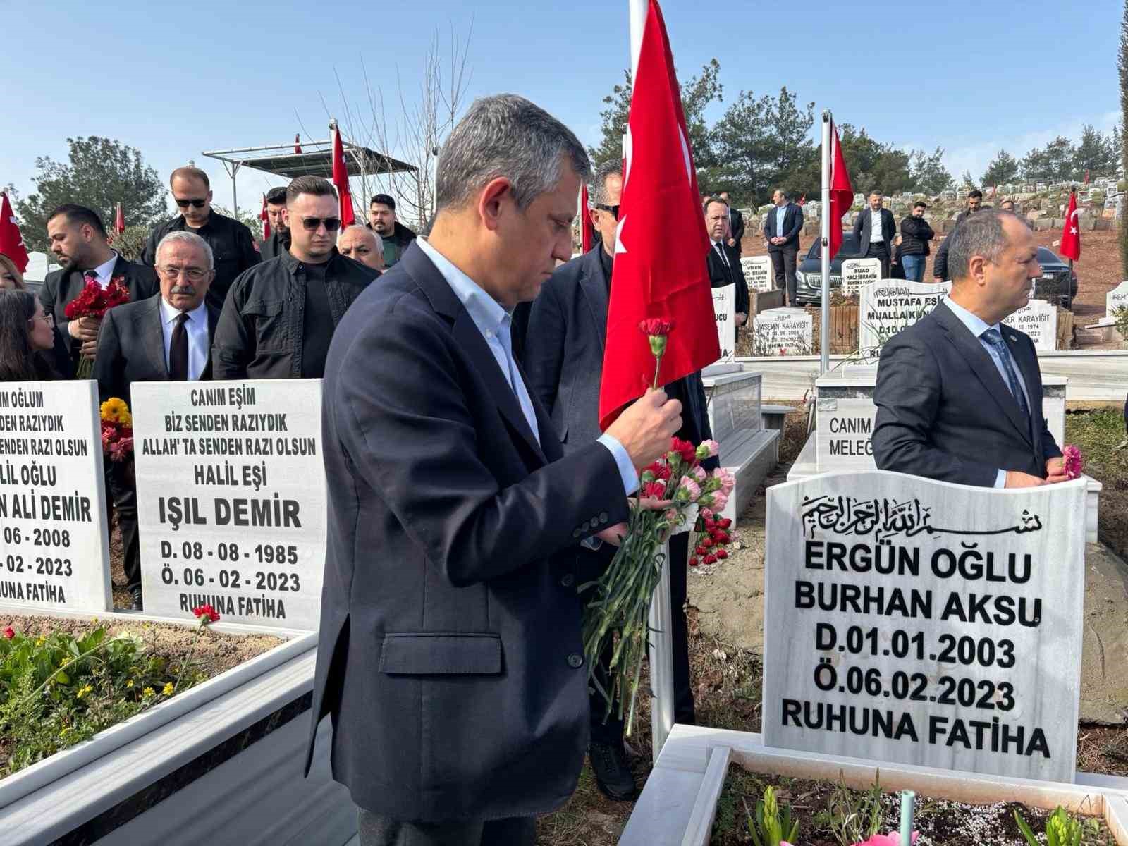 Özgür Özel Osmaniye’de depremzedelerle bir araya geldi
