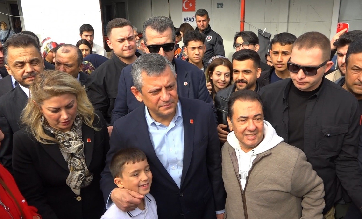 Özgür Özel Osmaniye’de depremzedelerle bir araya geldi
