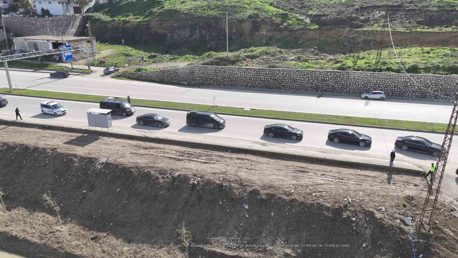 Özgür Özel’den 30 araçlık konvoyla deprem mezarlığına ziyaret
