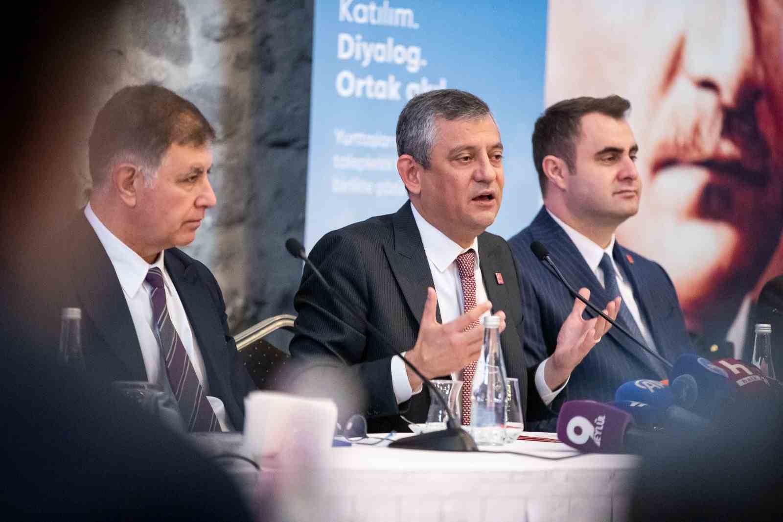 Özgür Özel’den Romanlara mecliste temsil ve bütçe sözü
