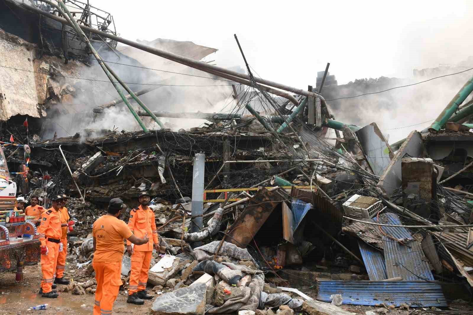 Pakistan’da alışveriş merkezinde yangın: 1’i itfaiye eri 6 ölü
