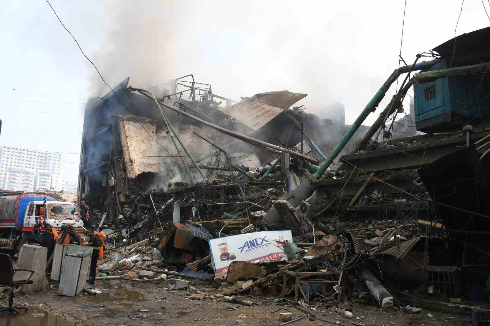 Pakistan’da alışveriş merkezinde yangın: 1’i itfaiye eri 6 ölü
