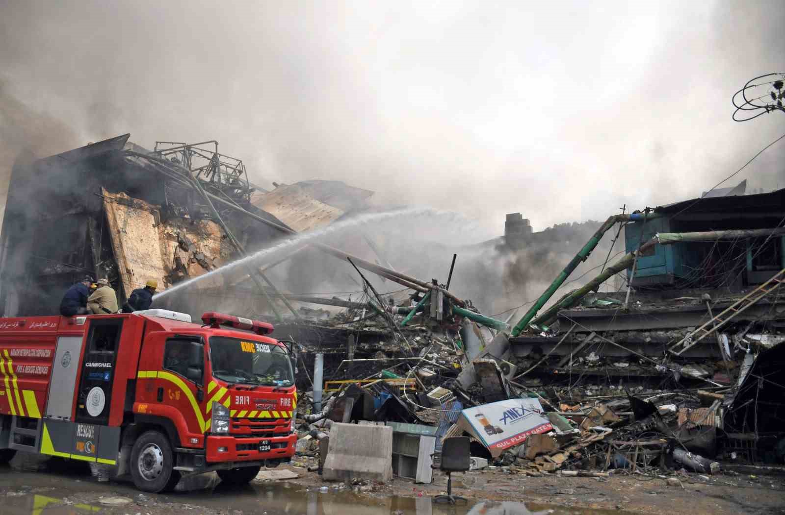 Pakistan’da AVM yangınında can pazarı: Alevlerden kaçarken metrelerce yüksekten yere çakıldı
