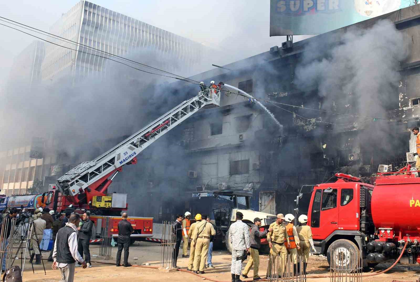 Pakistan’da AVM yangınında can pazarı: Alevlerden kaçarken metrelerce yüksekten yere çakıldı
