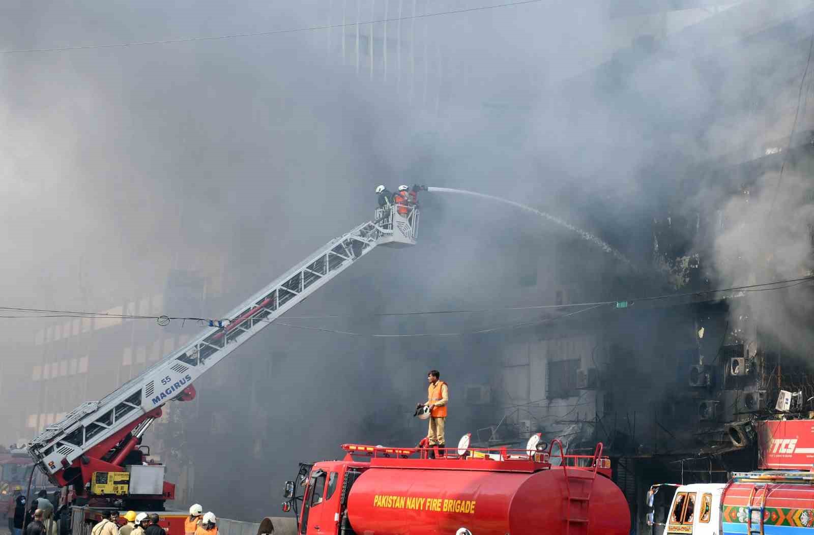Pakistan’da AVM yangınında can pazarı: Alevlerden kaçarken metrelerce yüksekten yere çakıldı
