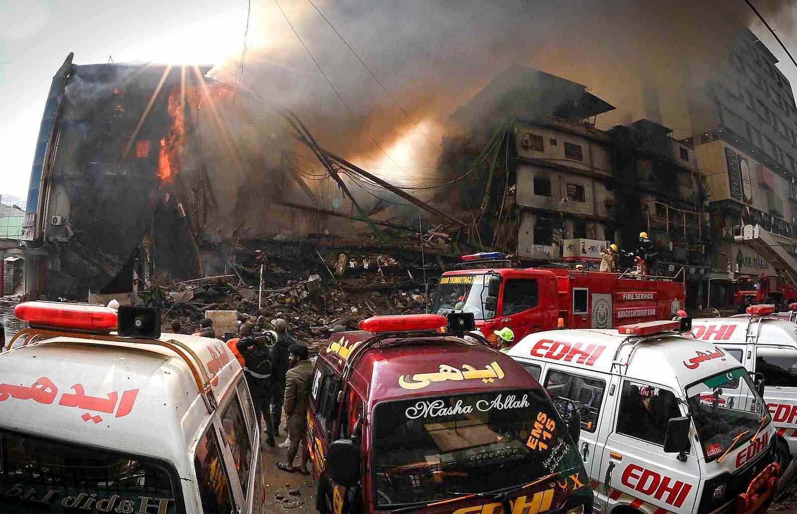 Pakistan’da AVM yangınında can pazarı: Alevlerden kaçarken metrelerce yüksekten yere çakıldı
