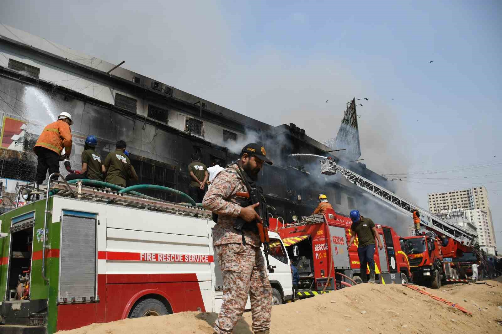 Pakistan’da AVM yangınında can pazarı: Alevlerden kaçarken metrelerce yüksekten yere çakıldı
