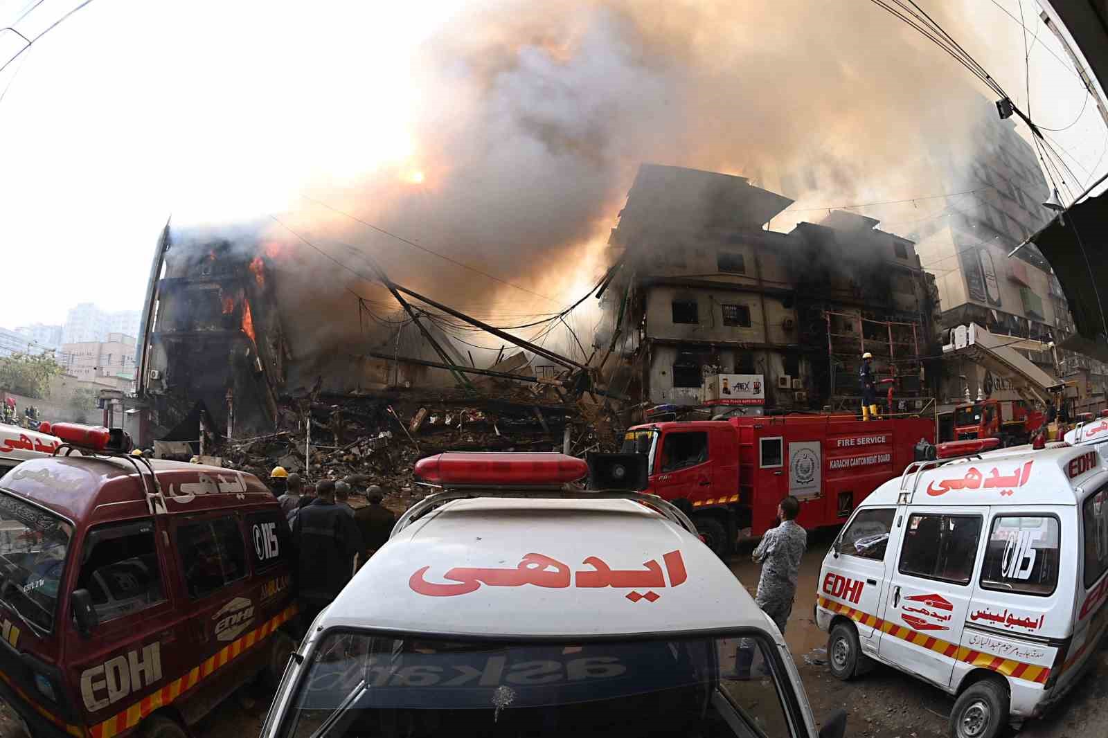 Pakistan’daki AVM yangınında can kaybı 14’e yükseldi, 70’ten fazla kişi kayıp
