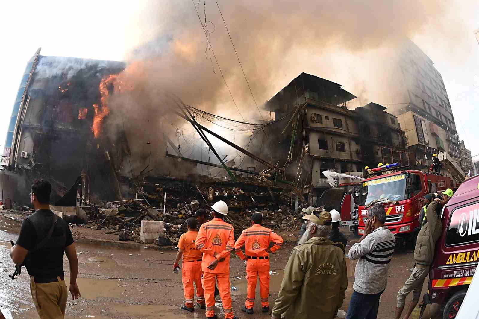 Pakistan’daki AVM yangınında can kaybı 14’e yükseldi, 70’ten fazla kişi kayıp
