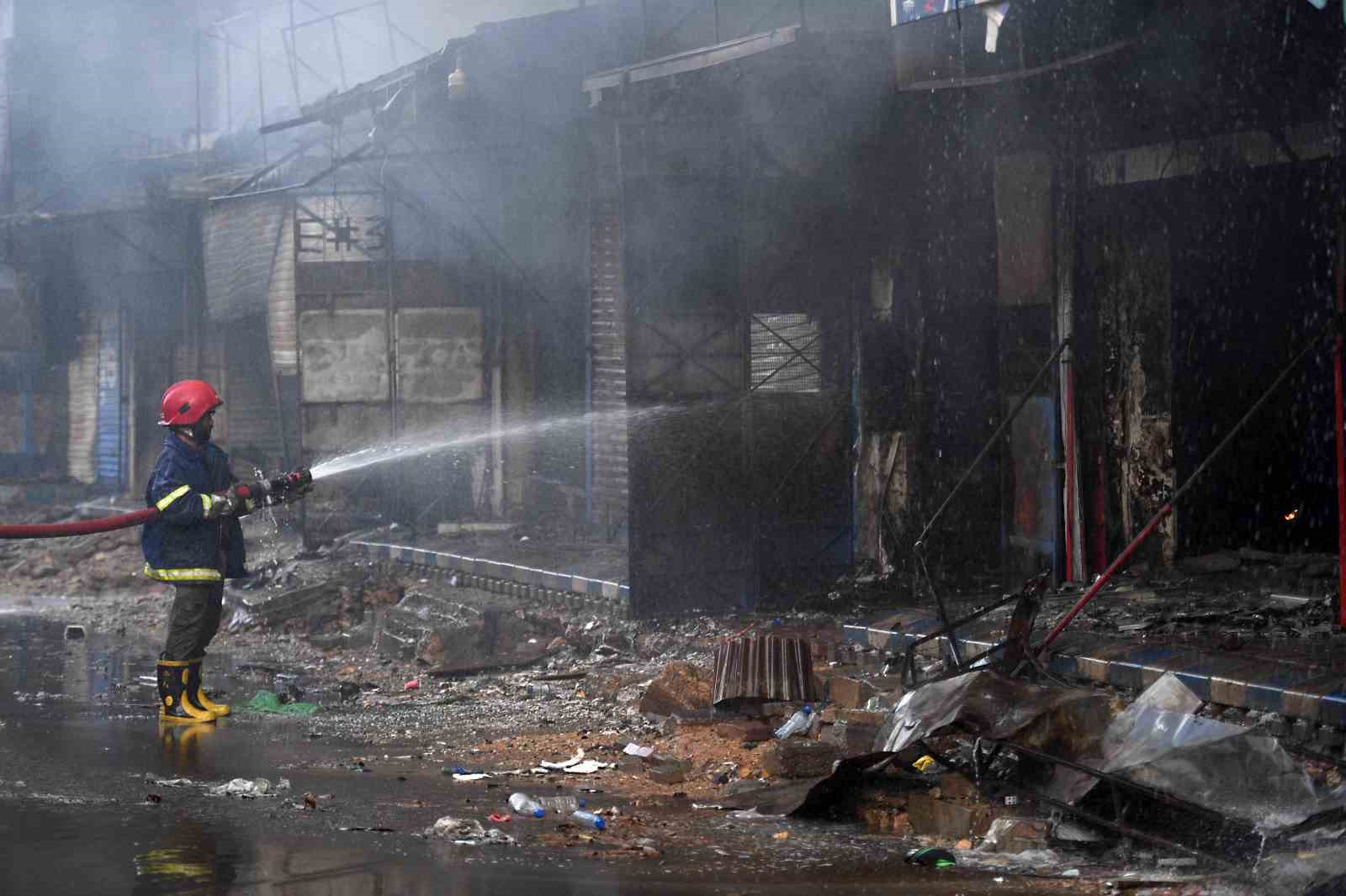 Pakistan’daki AVM yangınında can kaybı 14’e yükseldi, 70’ten fazla kişi kayıp
