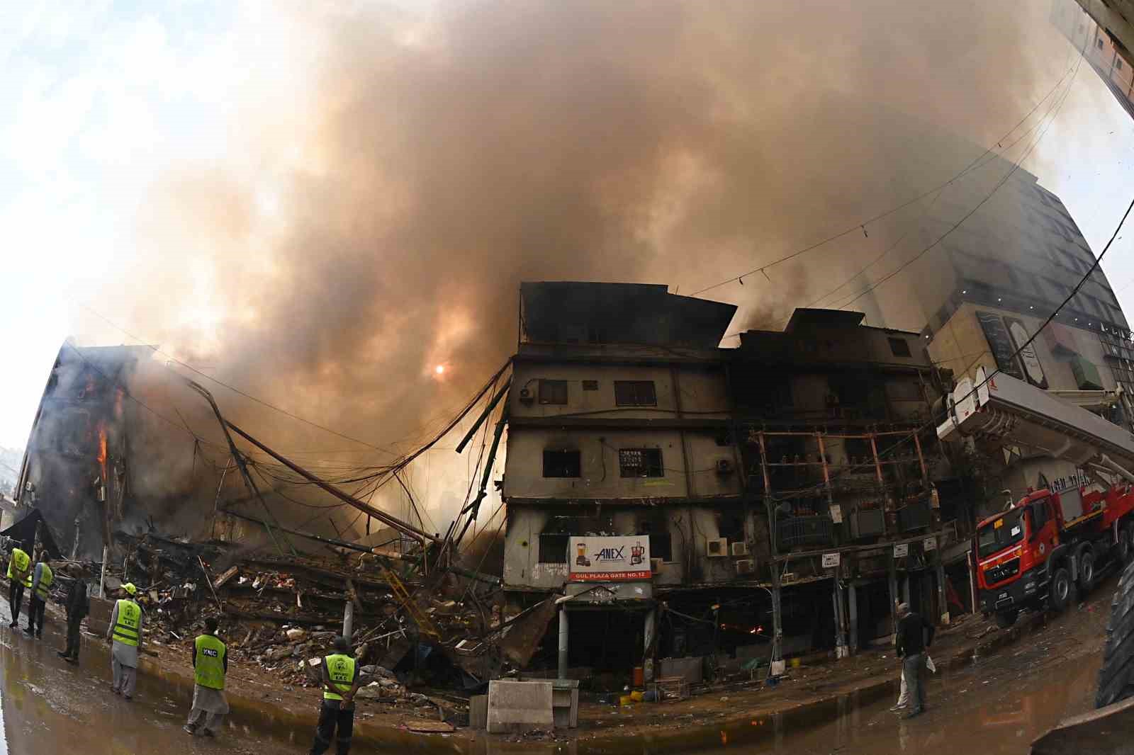 Pakistan’daki AVM yangınında can kaybı 14’e yükseldi, 70’ten fazla kişi kayıp
