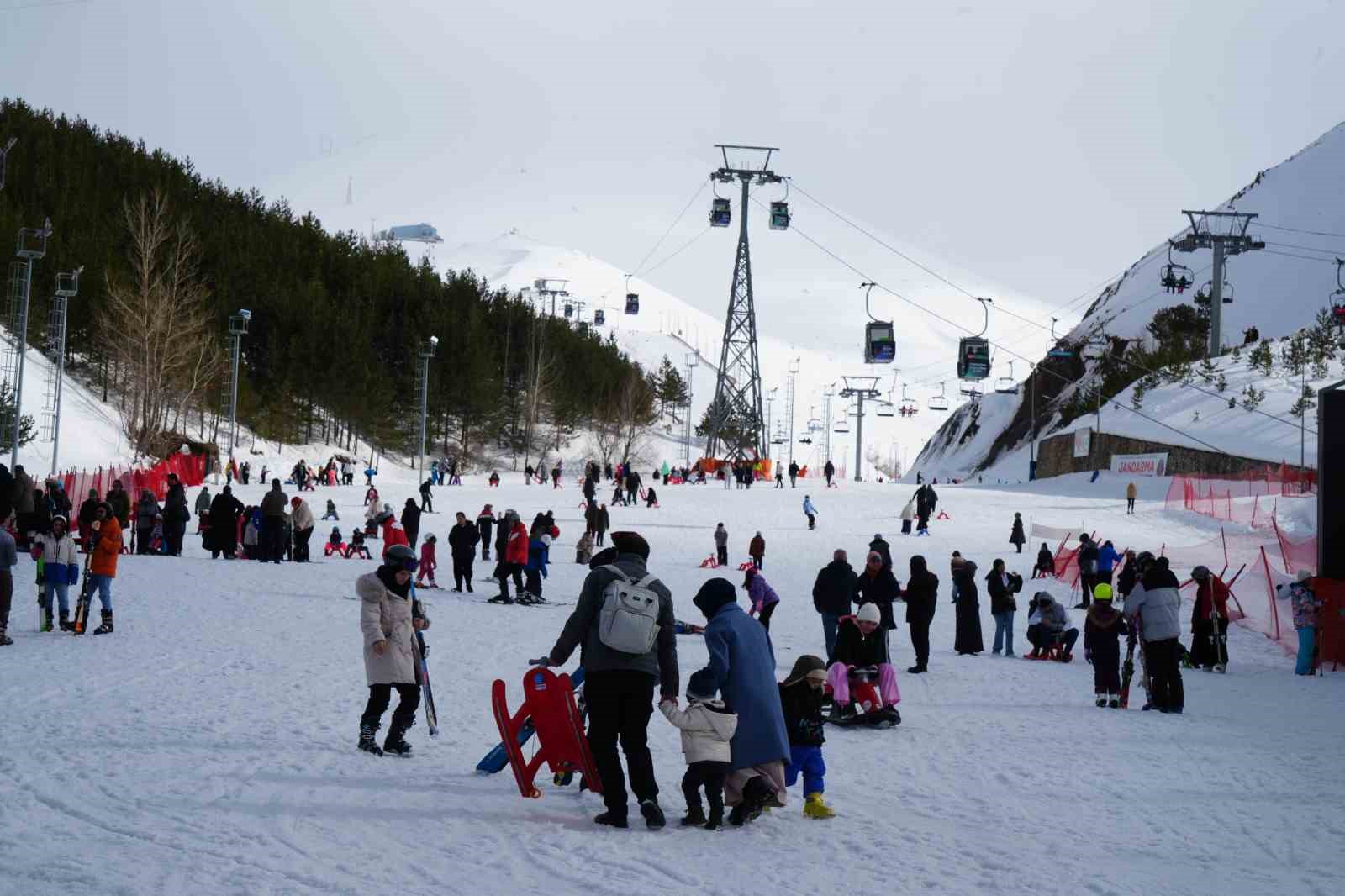 Palandöken bayramda cıvıl cıvıl
