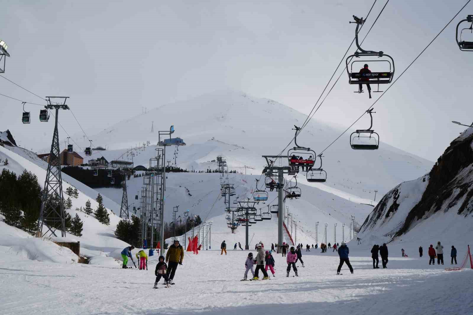 Palandöken bayramda cıvıl cıvıl
