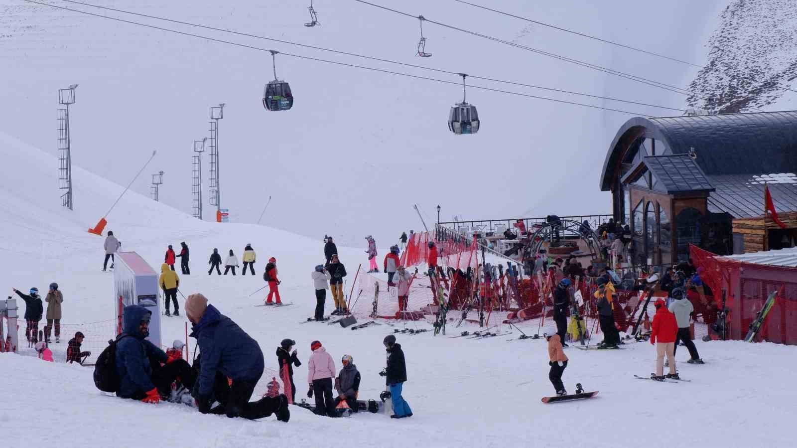 Palandöken bayramda cıvıl cıvıl
