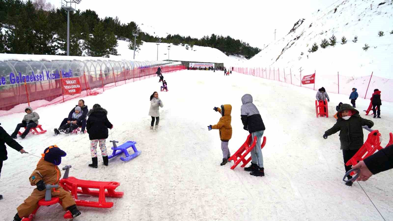 Palandöken Belediyesi’nden renk katan kızak keyfi
Palandöken Belediyesi’nden renk katan kızak keyfi