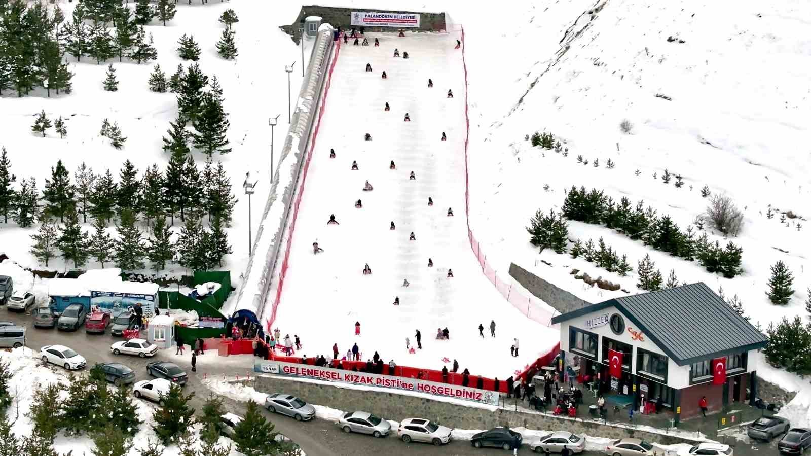 Palandöken Belediyesi’nden renk katan kızak keyfi
Palandöken Belediyesi’nden renk katan kızak keyfi