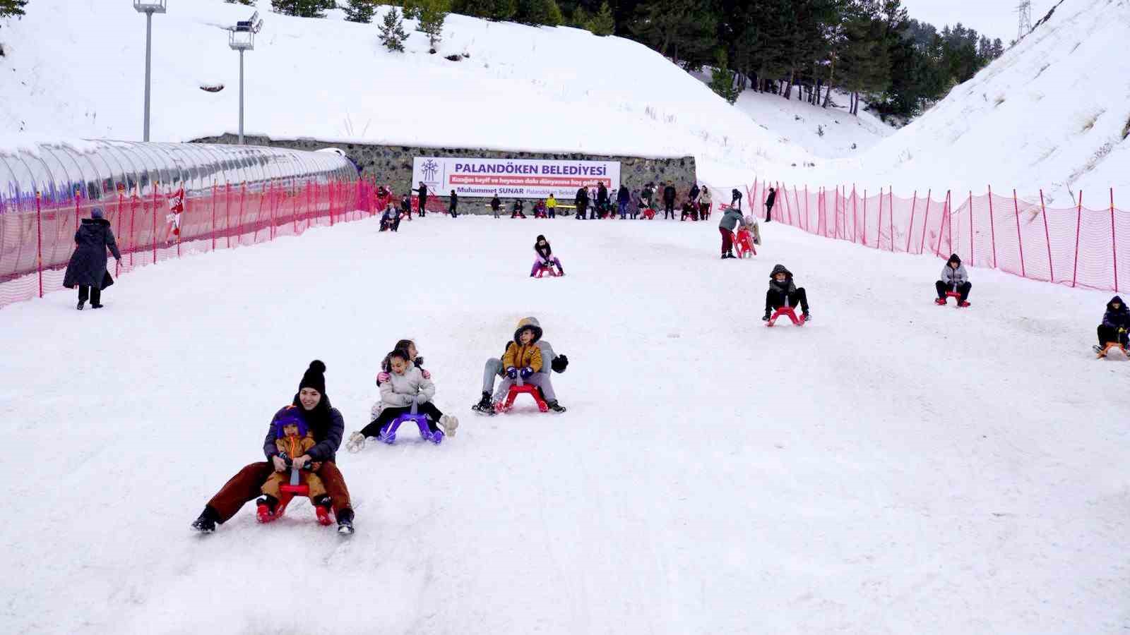 Palandöken Belediyesi’nden renk katan kızak keyfi
Palandöken Belediyesi’nden renk katan kızak keyfi
