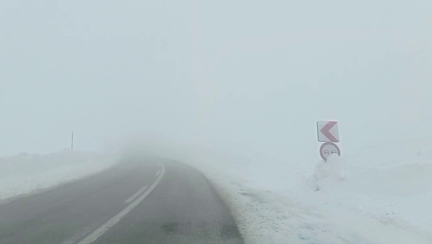 Palandöken geçidinde sis sürücülere zor anlar yaşatıyor
